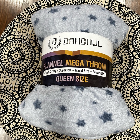 Dahdoul Flannel Throw - Picture 1 of 2